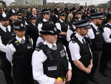 Ανθρώπινη αλυσίδα στη μνήμη των θυμάτων της επίθεσης στο Λονδίνο (φωτό)